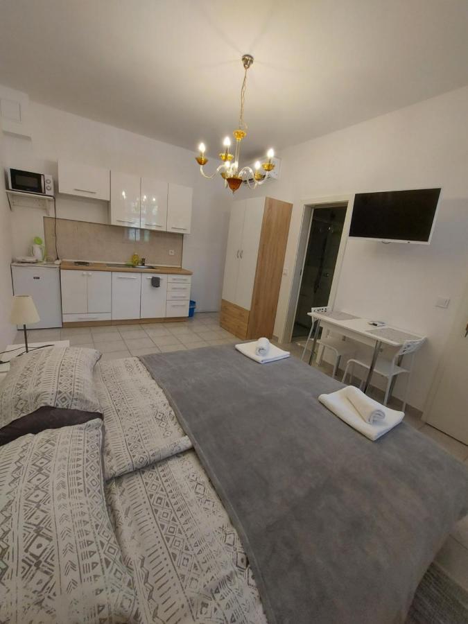 Studio Apartments Ana & Mia Βις Εξωτερικό φωτογραφία
