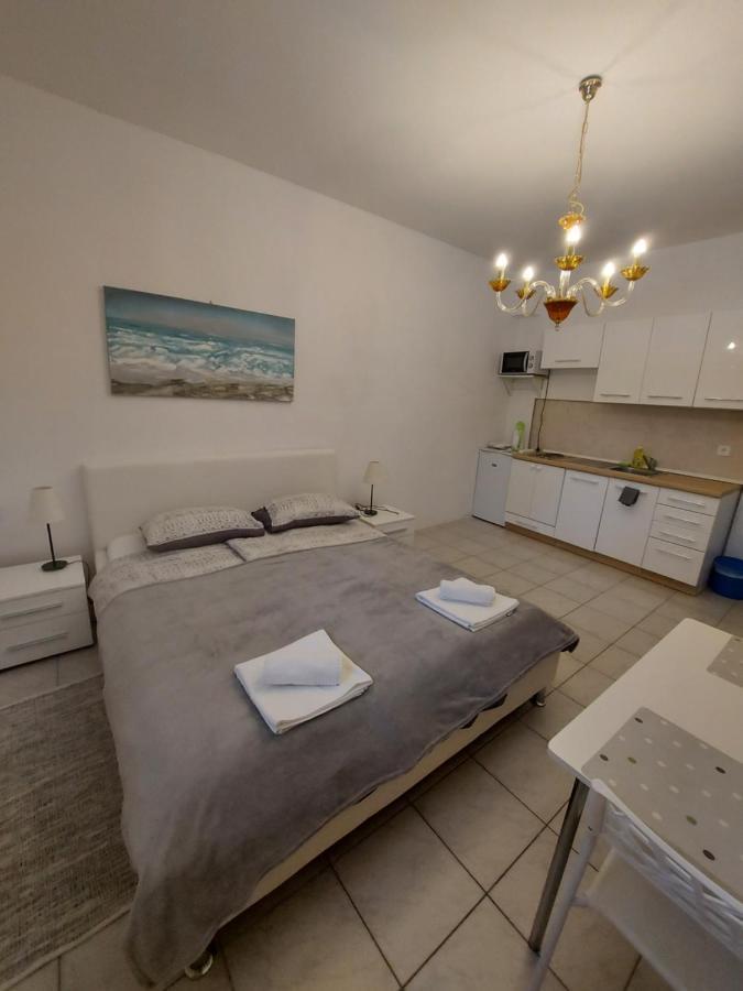 Studio Apartments Ana & Mia Βις Εξωτερικό φωτογραφία