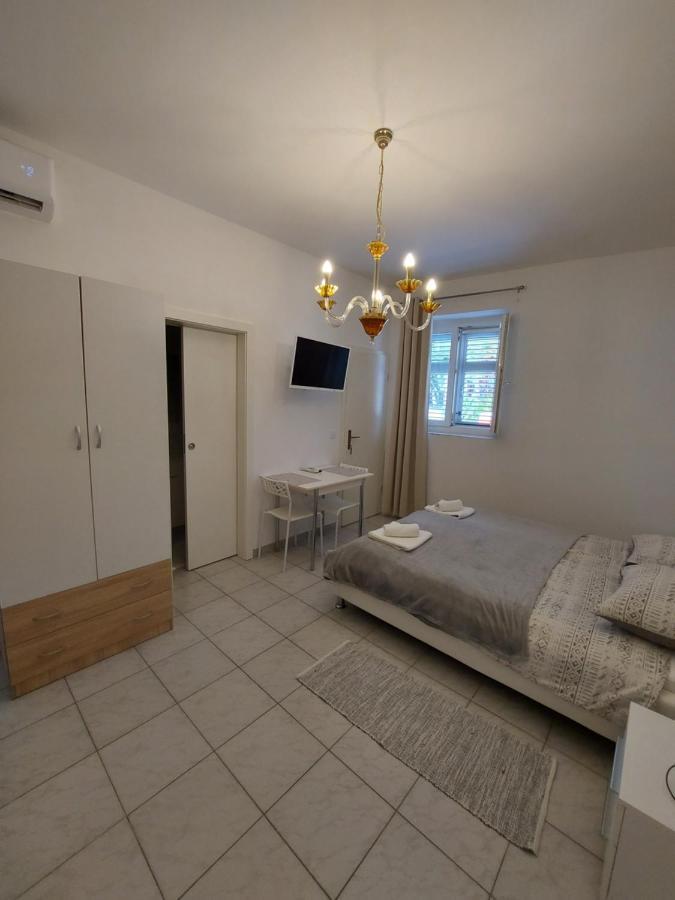 Studio Apartments Ana & Mia Βις Εξωτερικό φωτογραφία