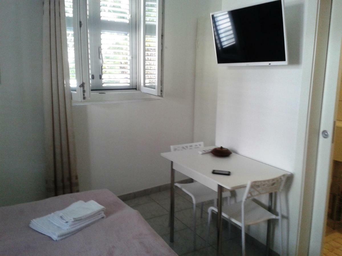Studio Apartments Ana & Mia Βις Εξωτερικό φωτογραφία